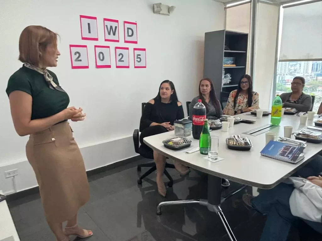 Yira Poyser y otras mujeres compartiendo sobre liderazgo femenino en CMA